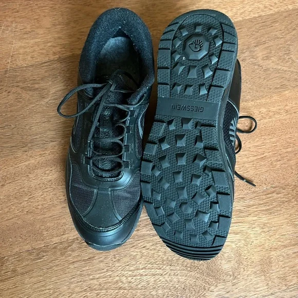 Men’s Sneakers 10.5 - Picture 3 of 4